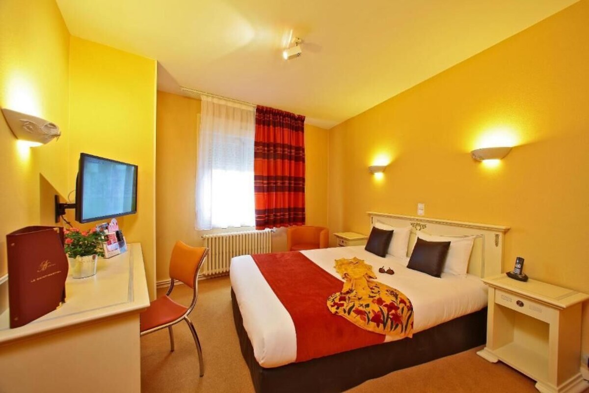 Premium bedding, in-room safe, desk, laptop workspace