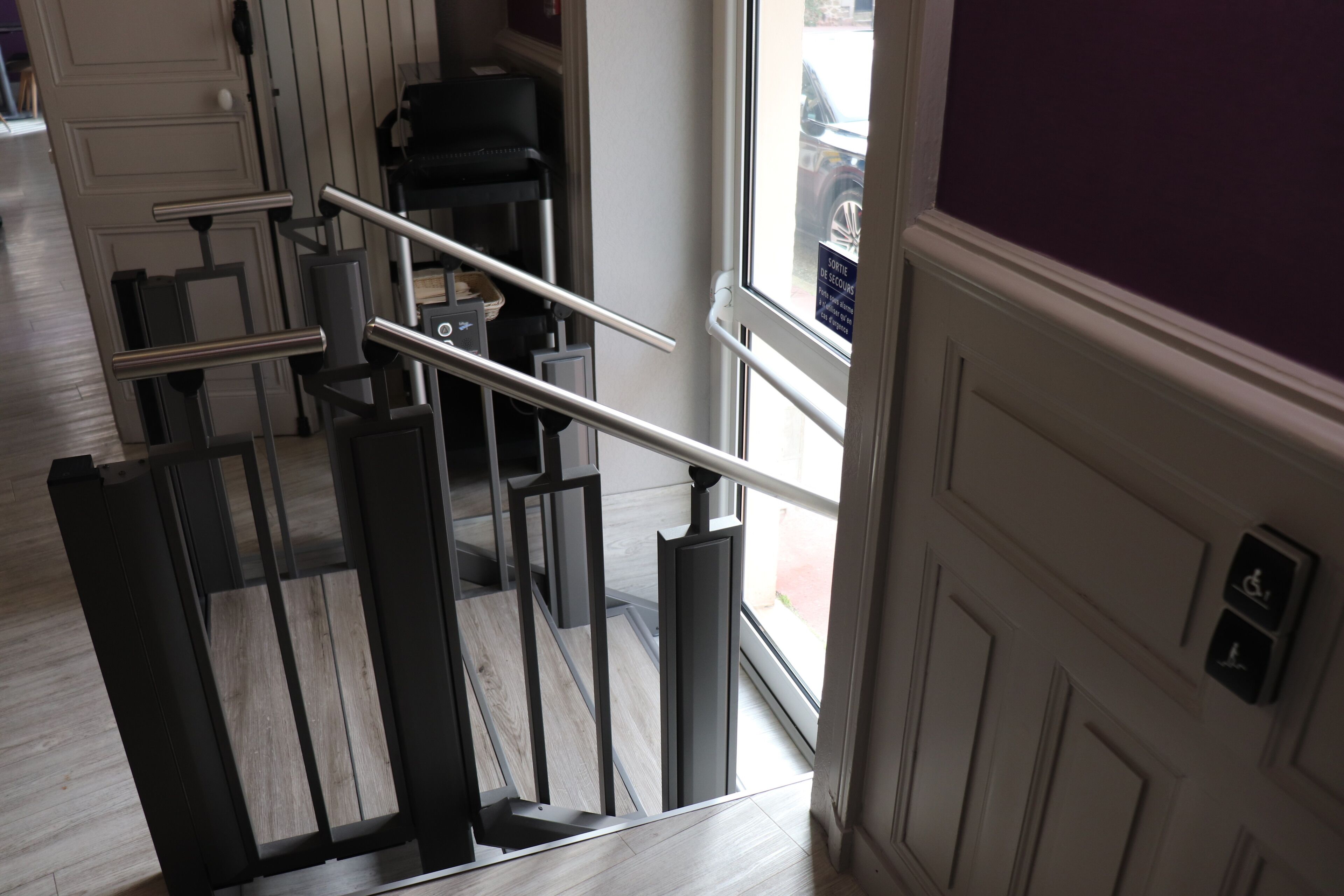 handrails in stairways