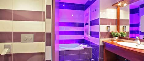Superior Double Room | Bathroom | Eco-friendly toiletries, hair dryer, towels, soap