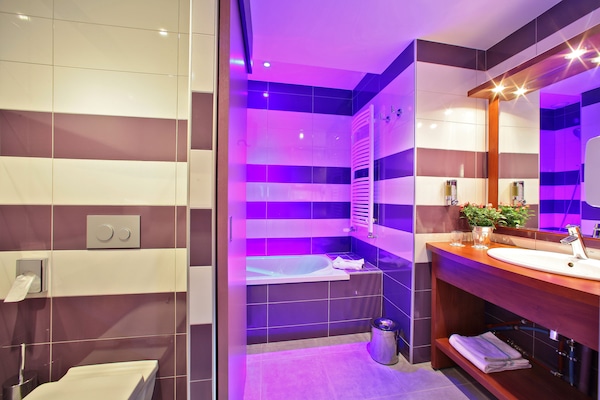 Superior Double Room | Bathroom | Eco-friendly toiletries, hair dryer, towels, soap