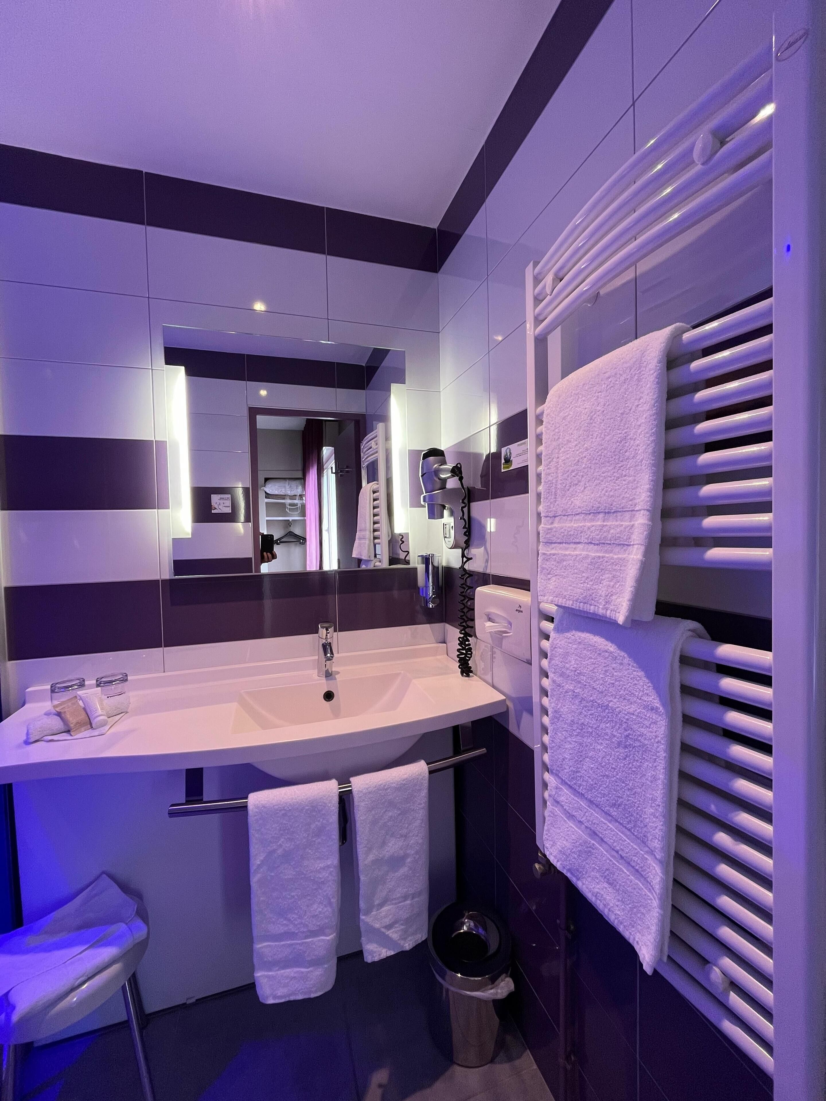 comfort double room | bathroom | hair dryer, towels, soap, shampoo