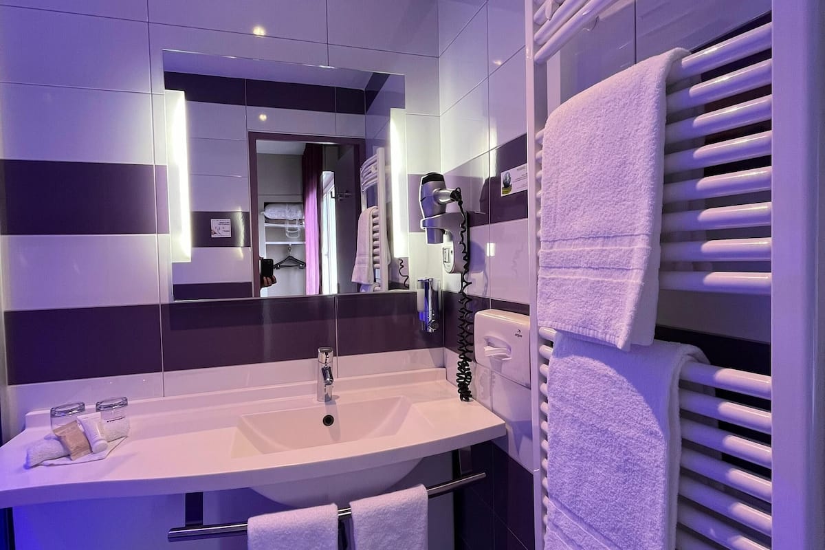 comfort double room | bathroom | hair dryer, towels, soap, shampoo