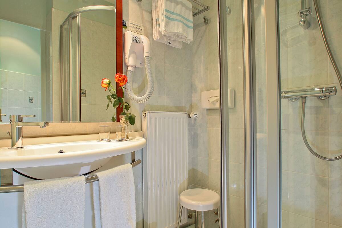 comfort double room | bathroom | hair dryer, towels, soap, shampoo