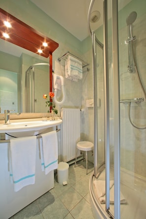 Comfort-Doppelzimmer | Badezimmer | Haartrockner, Handtücher, Seife, Shampoo