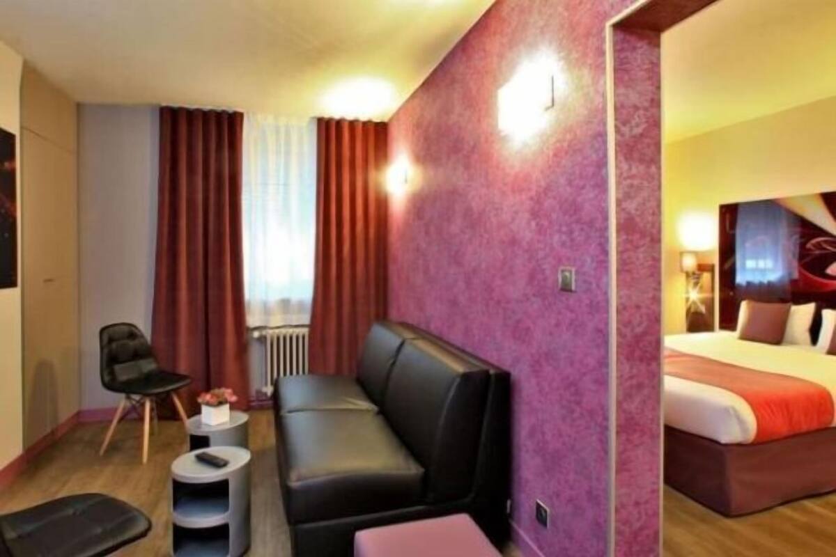 Ropa de cama de alta calidad y caja de seguridad en la habitación