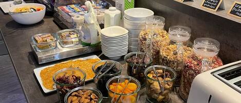 Tägliches Frühstücksbuffet (13 EUR pro Person)