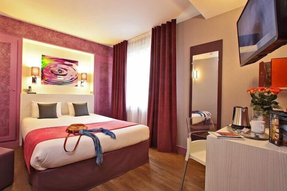 Phòng đôi tiện nghi đơn giản | Bộ đồ giường cao cấp, két bảo mật tại phòng, bàn 