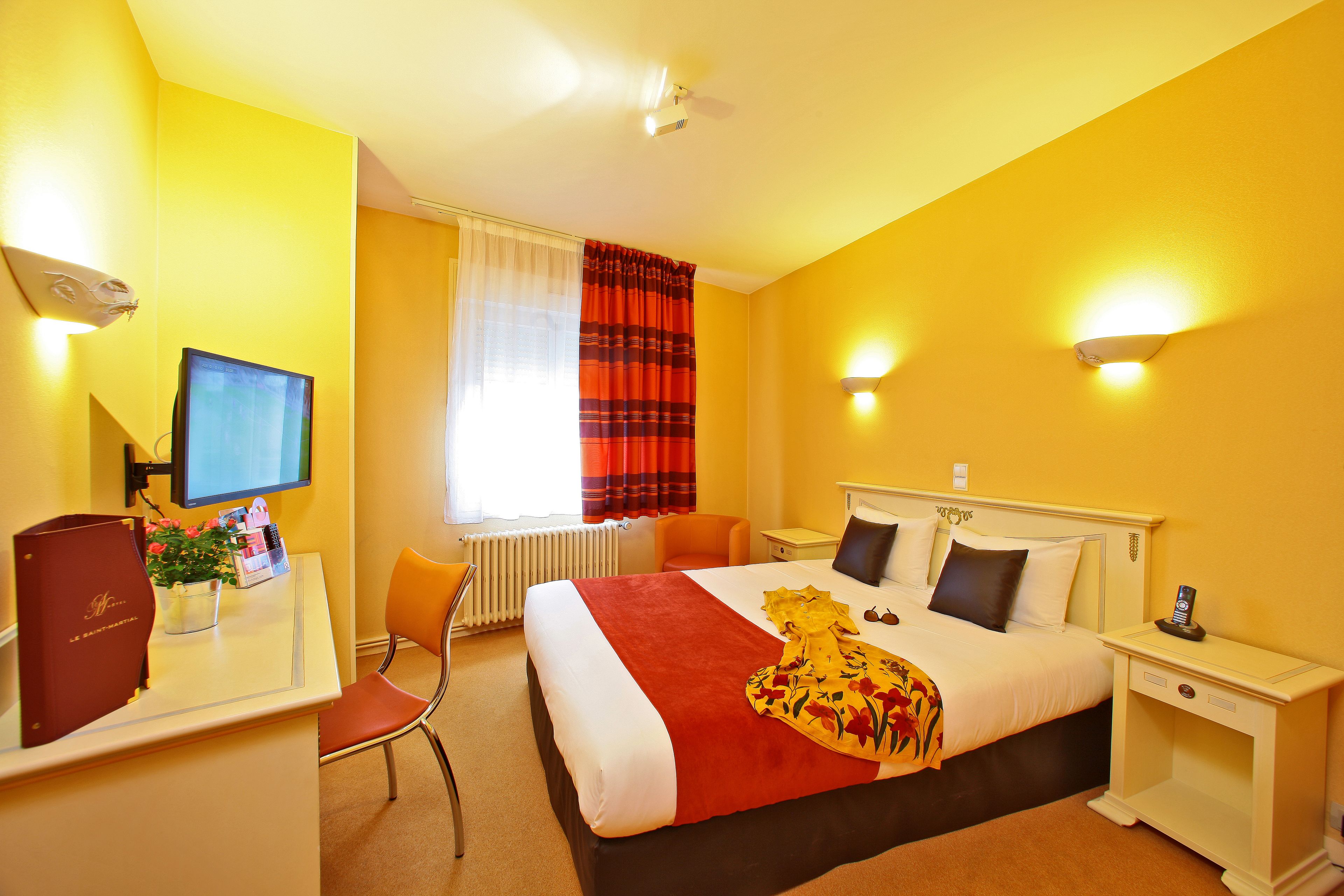 1 bedroom, premium bedding, desk, laptop workspace