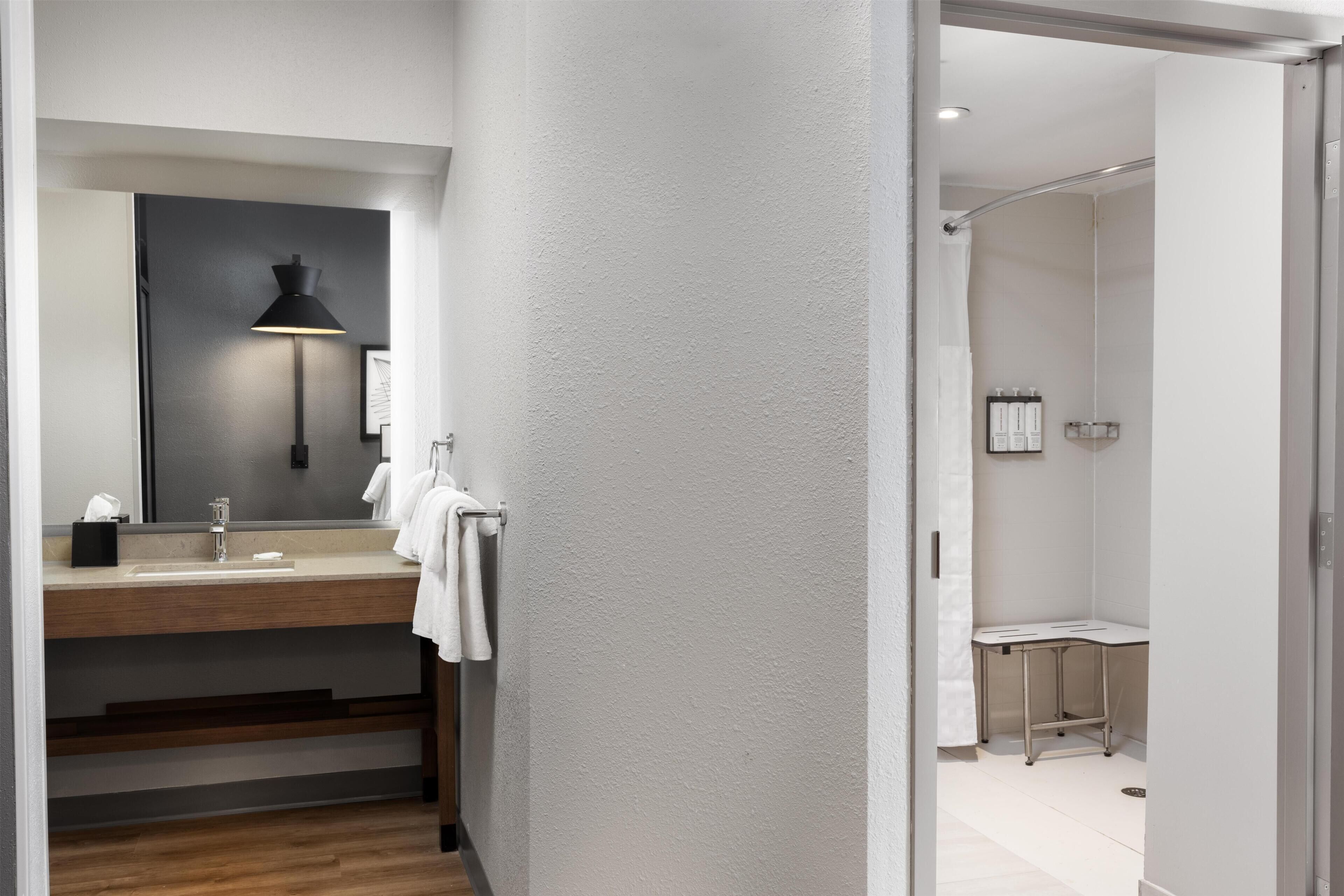 Zimmer, Mehrere Betten, barrierefrei | Badezimmer | Dusche, Designer-Toilettenartikel, Haartrockner, Handtücher