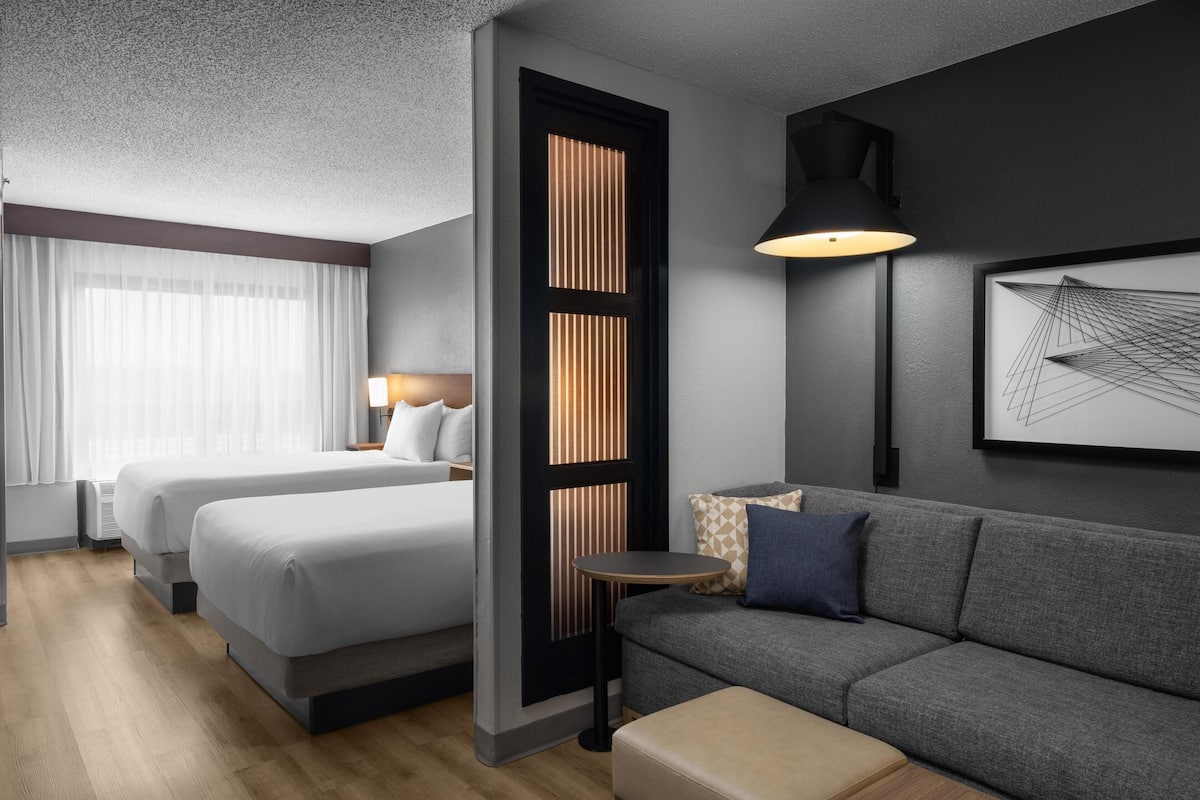 premium bedding, pillow-top beds, in-room safe, desk