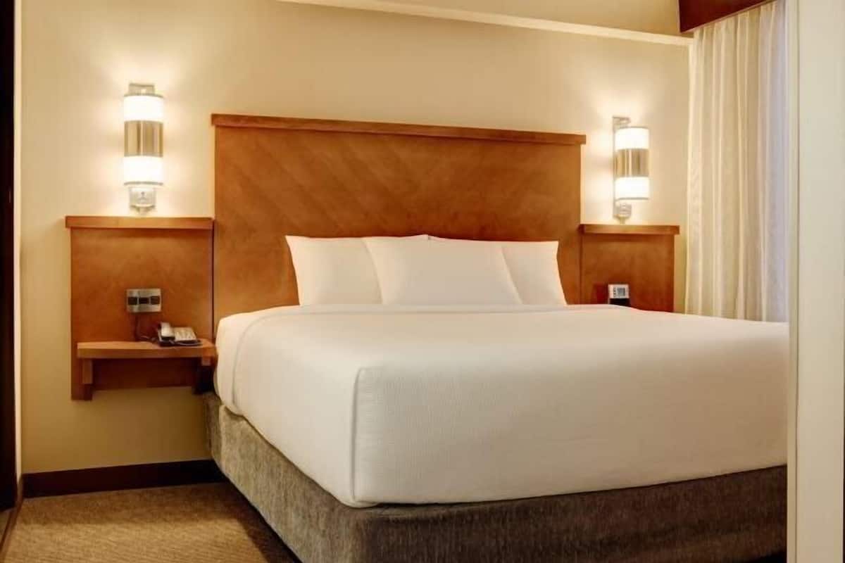 Premium bedding, pillowtop beds, in-room safe, desk