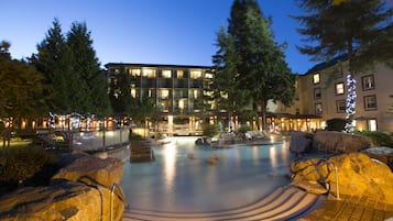 2 piscines couvertes, 3 piscines extérieures