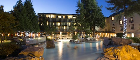 2 piscinas techadas, 3 piscinas al aire libre