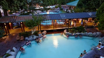 2 indoor pools, 3 outdoor pools