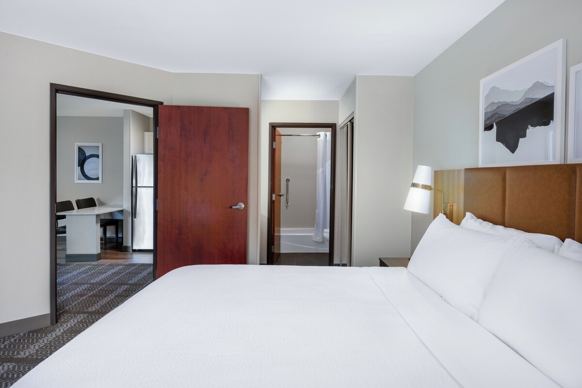 Studio Suite, 1 Queen Bed, Accessible Bathtub, Non Smoking (Comm Access) | Laptop workspace, blackout drapes, iron/ironing board, cribs (free)
