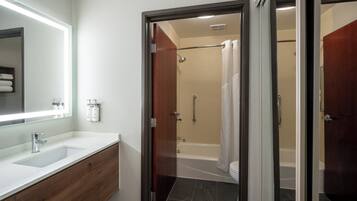 Artículos de higiene personal gratuitos, secador de pelo y toallas