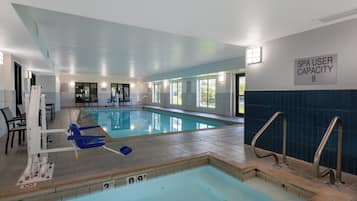 Una piscina cubierta