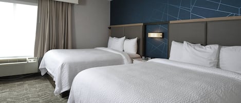 Phòng Suite, nhiều giường | Bộ đồ giường cao cấp, bàn, khu vực làm việc phù hợp cho laptop