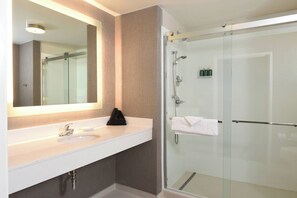 Combined shower/tub, free toiletries, hair dryer, towels - SpringHill Suites Des Moines West (West Des Moines)