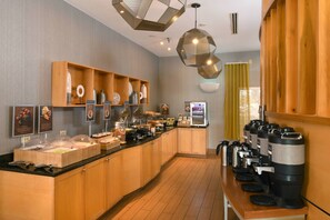 Free daily buffet breakfast - SpringHill Suites Des Moines West (West Des Moines)