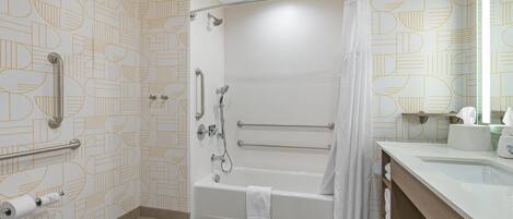 Un baño con bañera, inodoro y lavamanos.