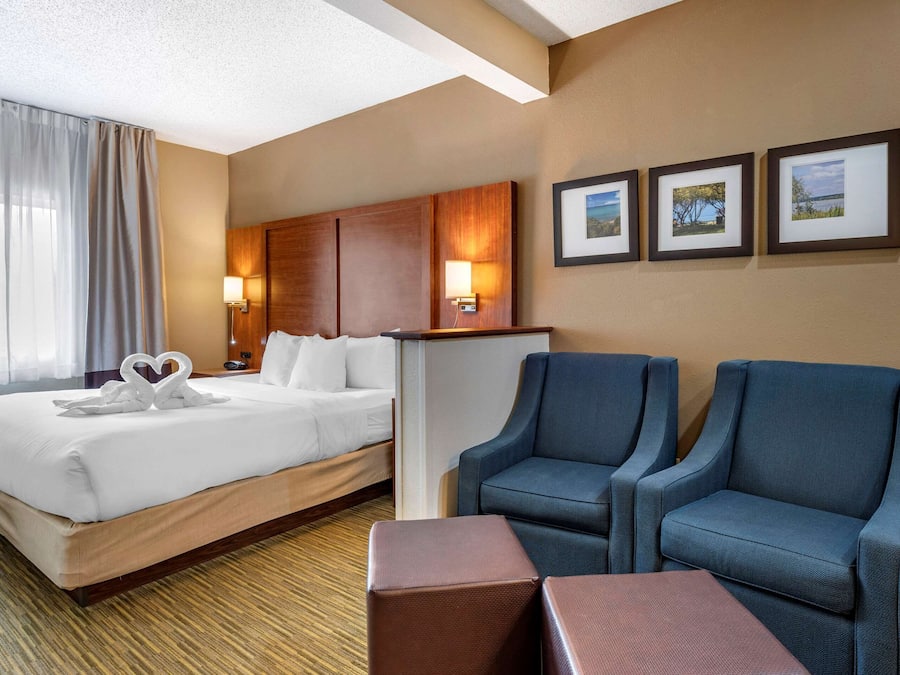 Bureau, fer et planche à repasser, lit de bébé (gratuit)