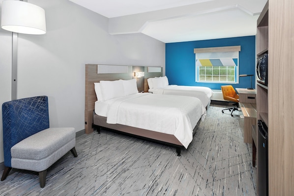 A hotel room with a bed, a desk, a chair, and a lamp. - Holiday Inn Express & Suites - North Carmel / Westfield by IHG (Carmel)