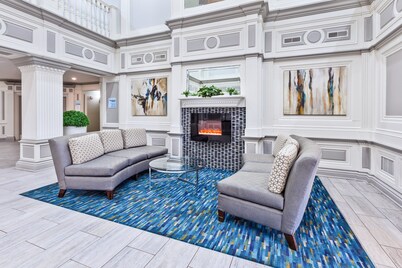 Holiday Inn Express & Suites - North Carmel / Westfield by IHG
