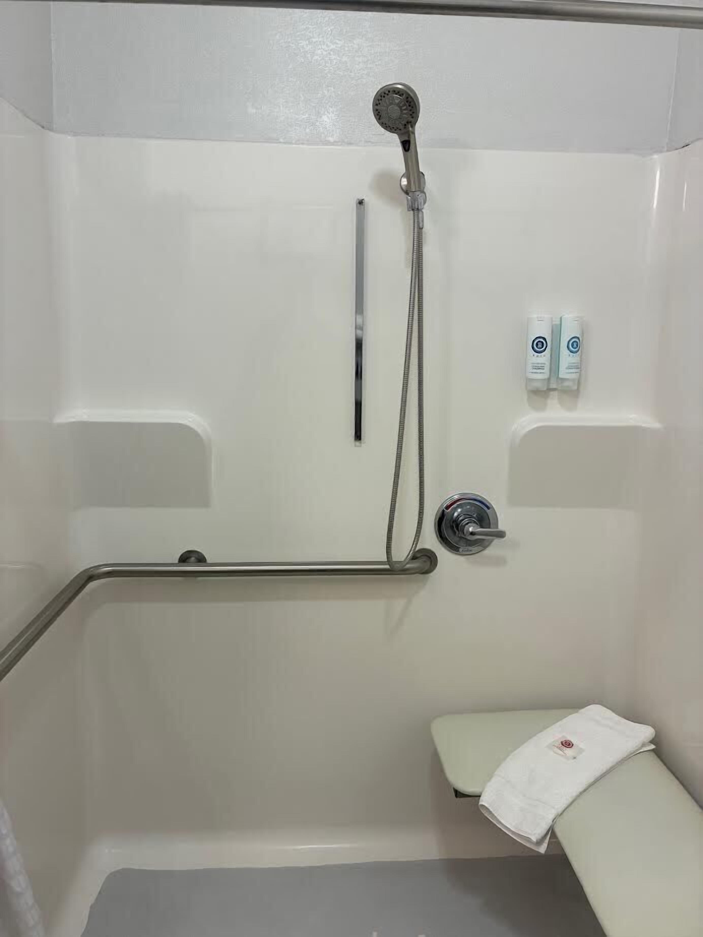 Combined shower/bathtub, hair dryer, towels
