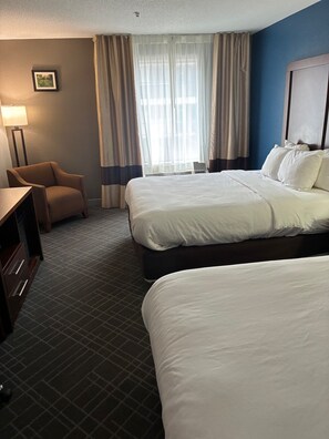 Egyptian cotton sheets, premium bedding, in-room safe, desk - Comfort Inn & Suites Dayton Northwest - Englewood (Englewood)