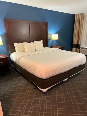 Egyptian cotton sheets, premium bedding, in-room safe, desk - Comfort Inn & Suites Dayton Northwest - Englewood (Englewood)