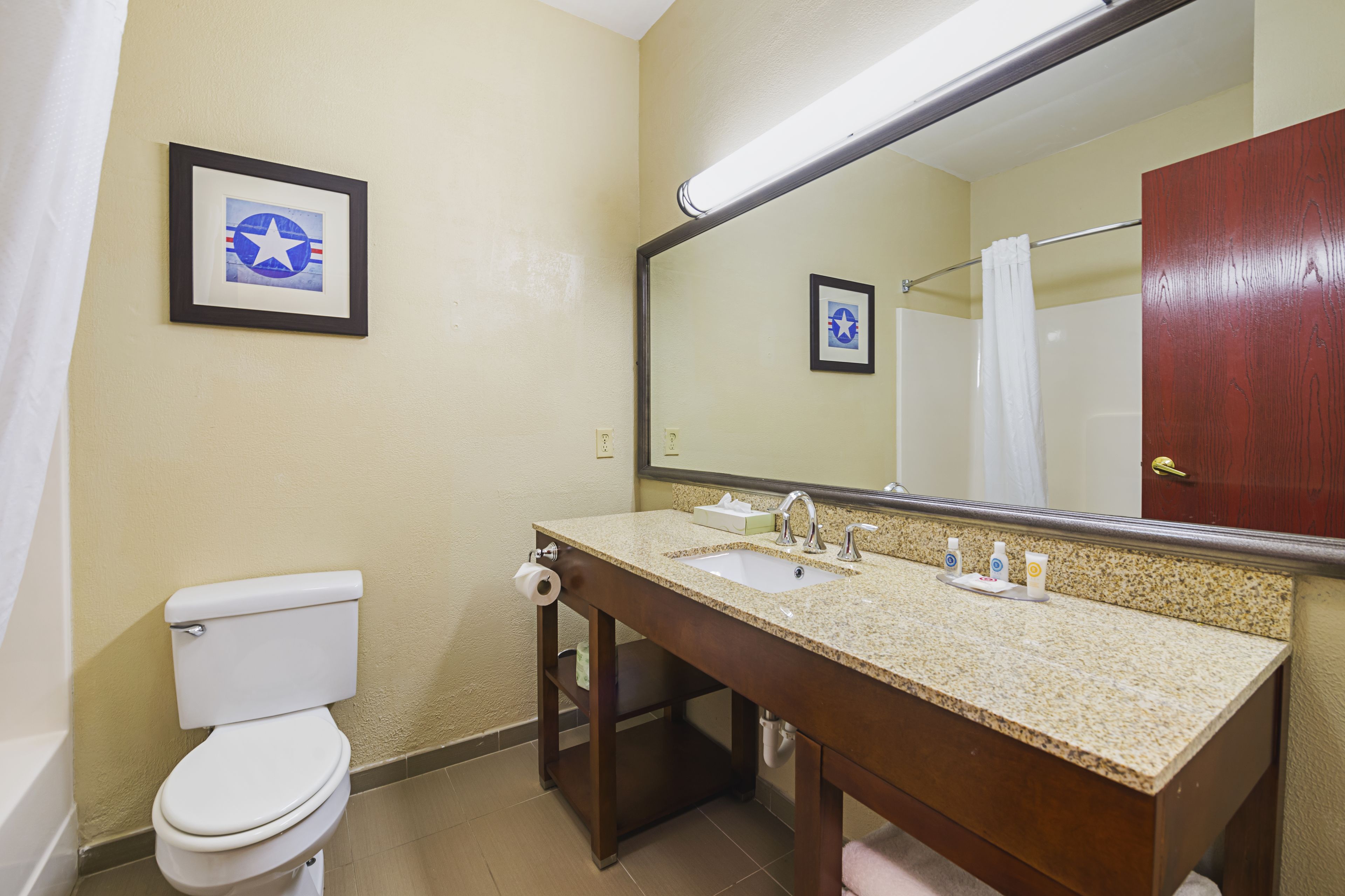 combined shower/bathtub, hair dryer, towels