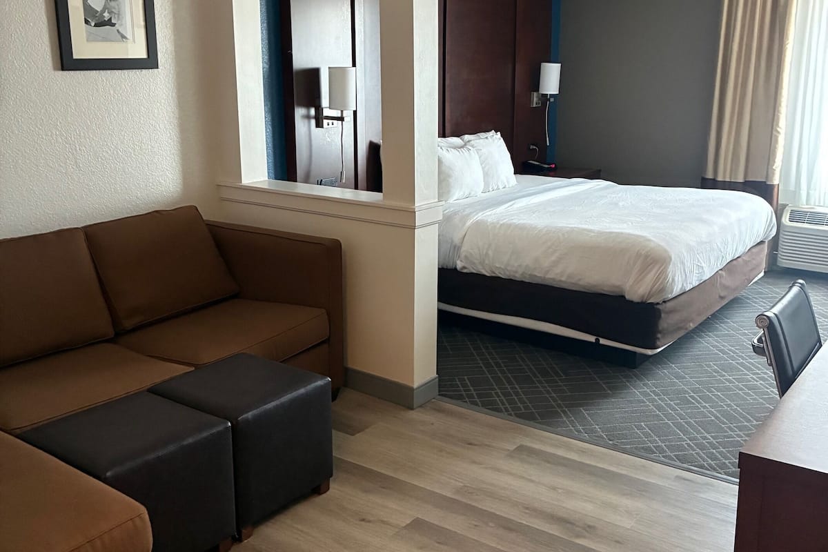 Egyptian cotton sheets, premium bedding, in-room safe, desk