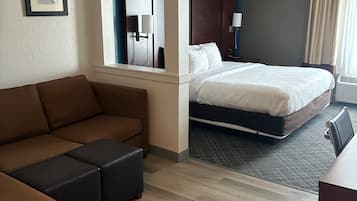 Egyptian cotton sheets, premium bedding, in-room safe, desk