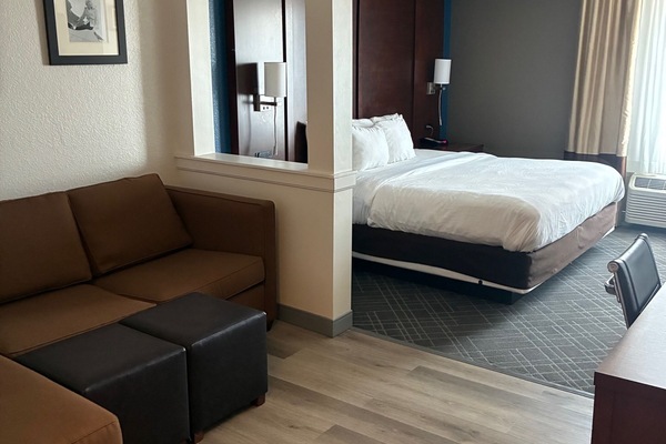 Egyptian cotton sheets, premium bedding, in-room safe, desk