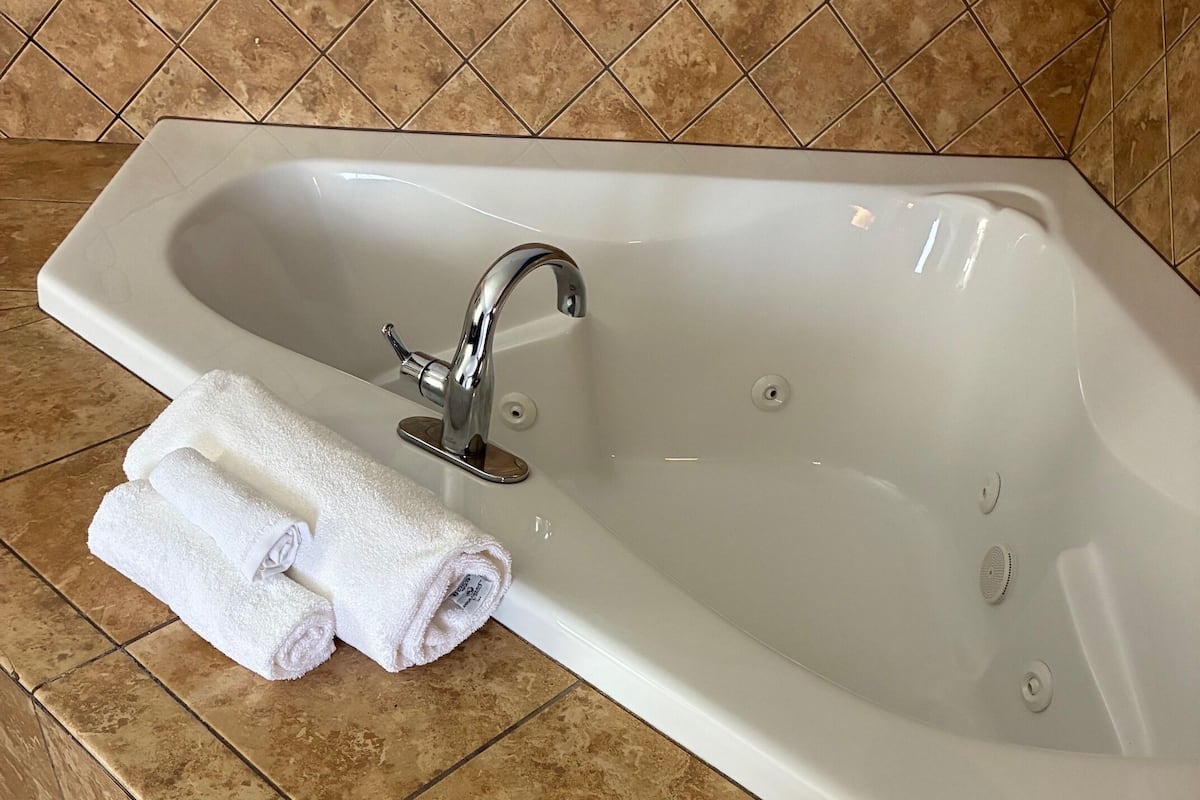 Suite, Non Smoking | Bathroom | Combined shower/tub, hair dryer, towels