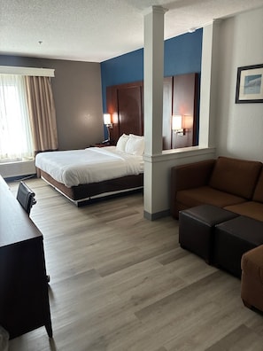 Combined shower/tub, hair dryer, towels - Comfort Inn & Suites Dayton Northwest - Englewood (Englewood)