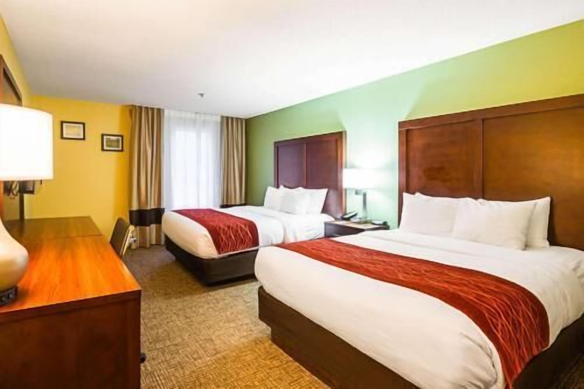 Egyptian cotton sheets, premium bedding, in-room safe, desk