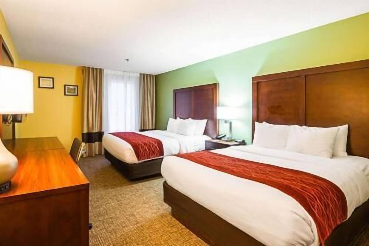Egyptian cotton sheets, premium bedding, in-room safe, desk