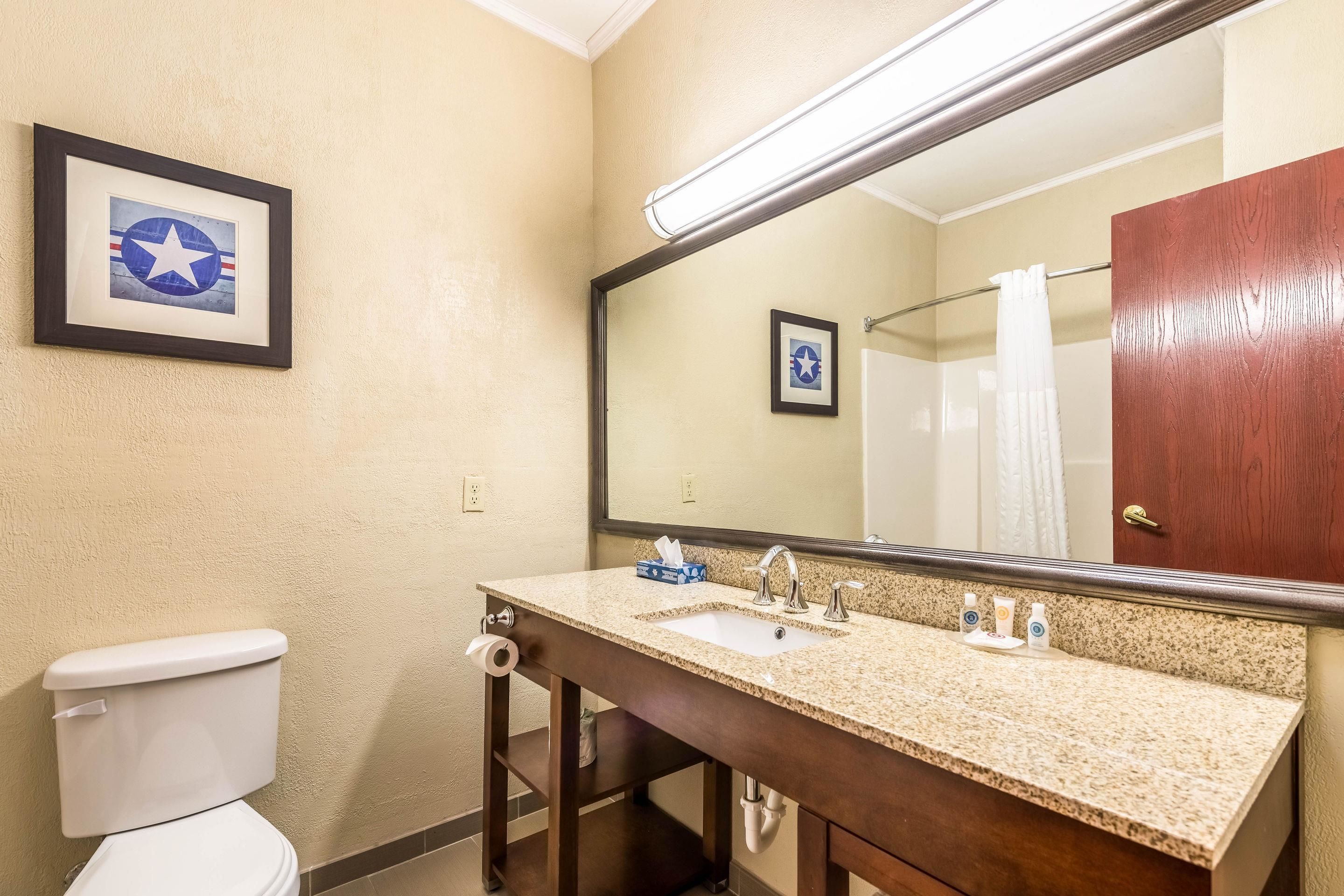 suite, non smoking | bathroom | combined shower/bathtub, hair dryer, towels