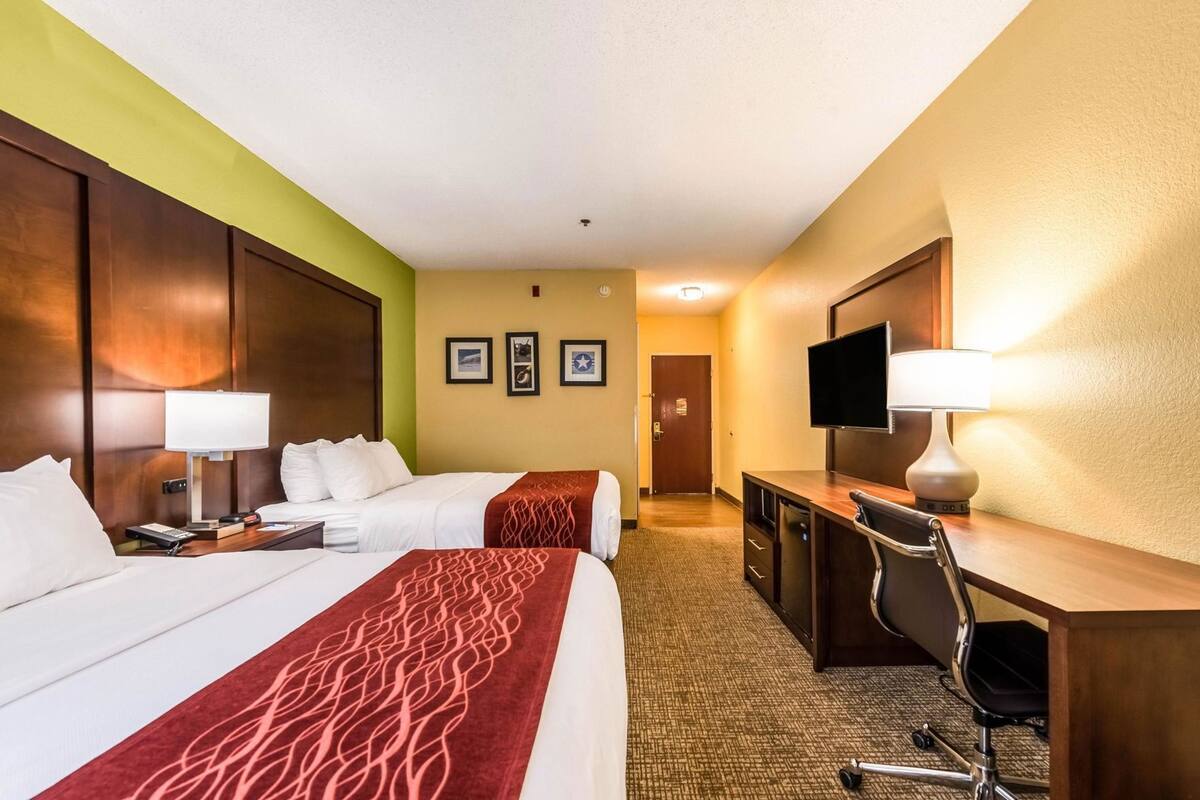 Egyptian cotton sheets, premium bedding, in-room safe, desk