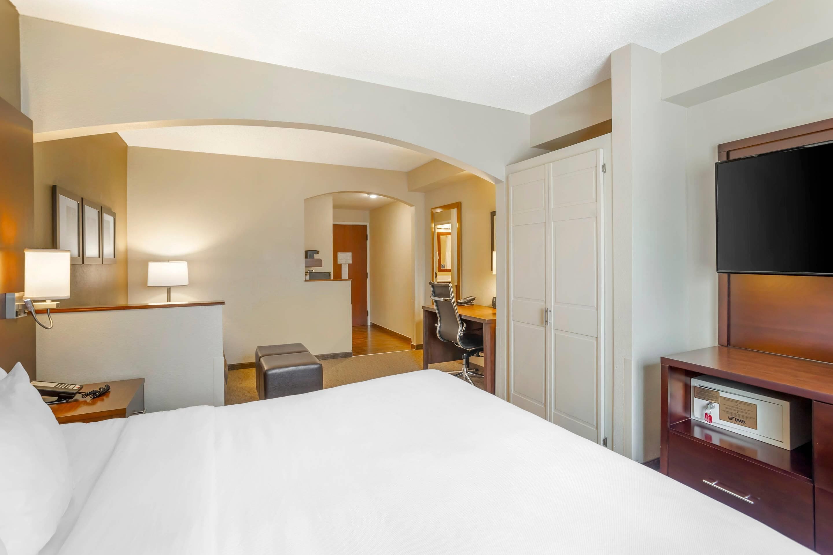 Premium bedding, pillowtop beds, in-room safe, desk