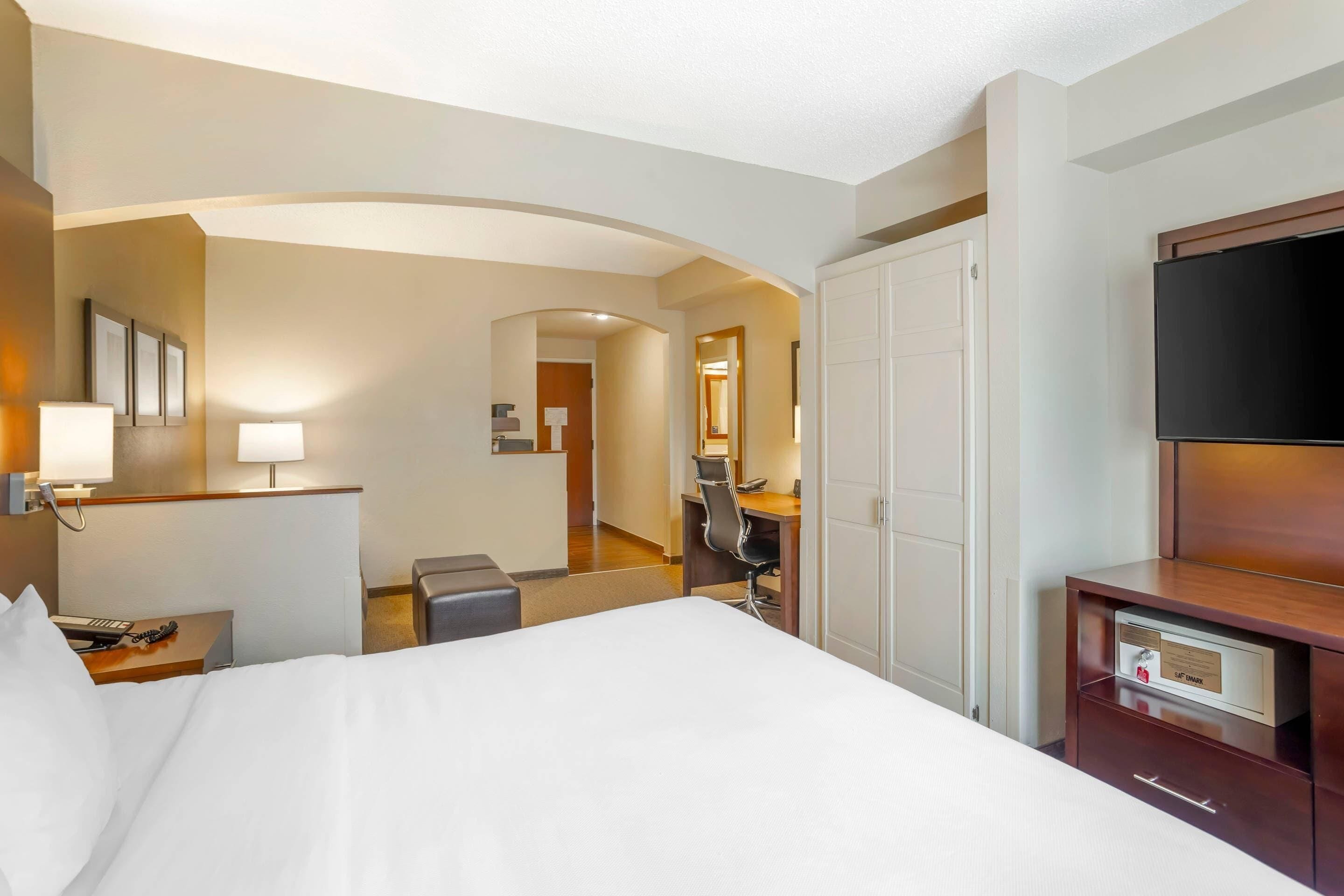 premium bedding, pillow-top beds, in-room safe, desk