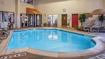 Innenpool, geöffnet von 08:00 Uhr bis 22:00 Uhr, Liegestühle