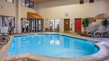 Piscine couverte, accès possible de 08 h 00 à 22 h 00, chaises longues