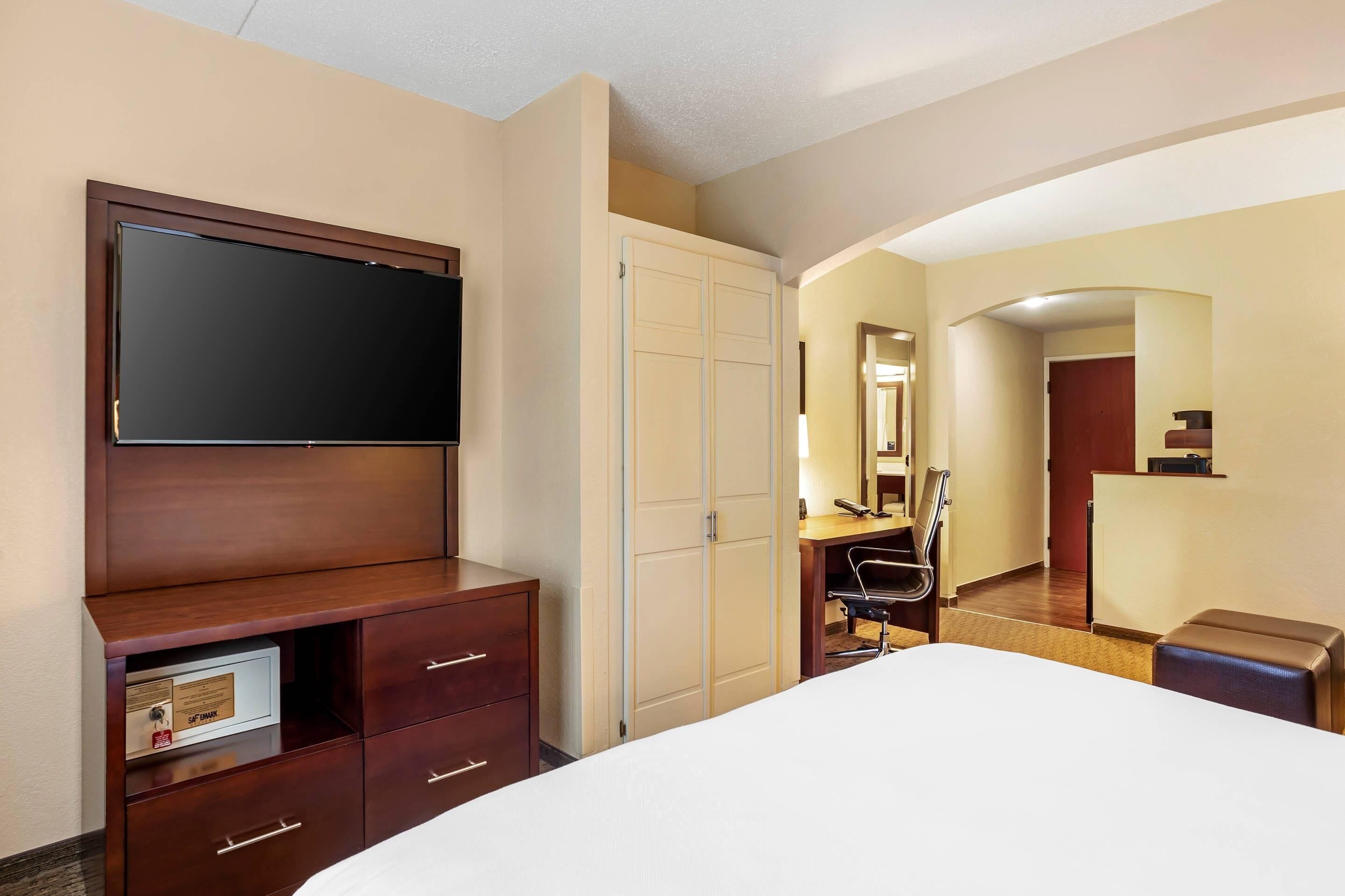 premium bedding, pillow-top beds, in-room safe, desk