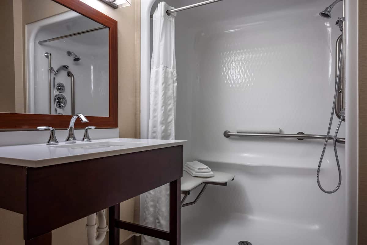 Chambre, plusieurs lits, accessible aux personnes à mobilité réduite, non-fumeur | Salle de bain