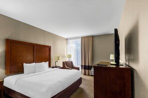 Rom, 1 kingsize-seng, tilgjengelighetstilpasset, ikke-røyk | Skrivebord, skrivebord for bærbar PC, blendingsgardiner og lydisolert