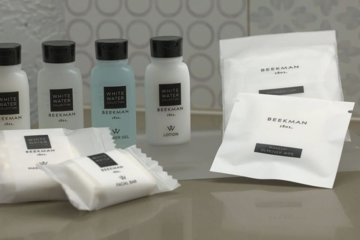Una colección de productos para el cuidado de la piel que incluye agua de manantial, beardman 1801 y jabón facial.