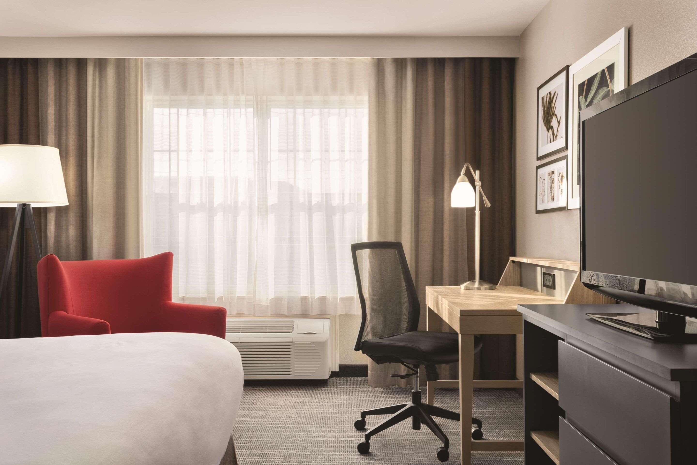 Room, 1 King Bed, Non Smoking | Premium bedding, desk, laptop workspace, iron/ironing board